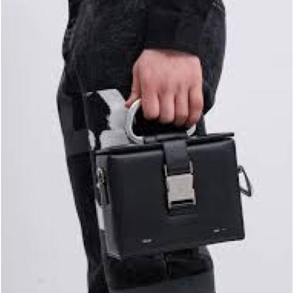 HELIOT EMIL Black Carabiner Box Bag
by Heliot Emil (UNISEX)-Unique - Picture 6 of 16